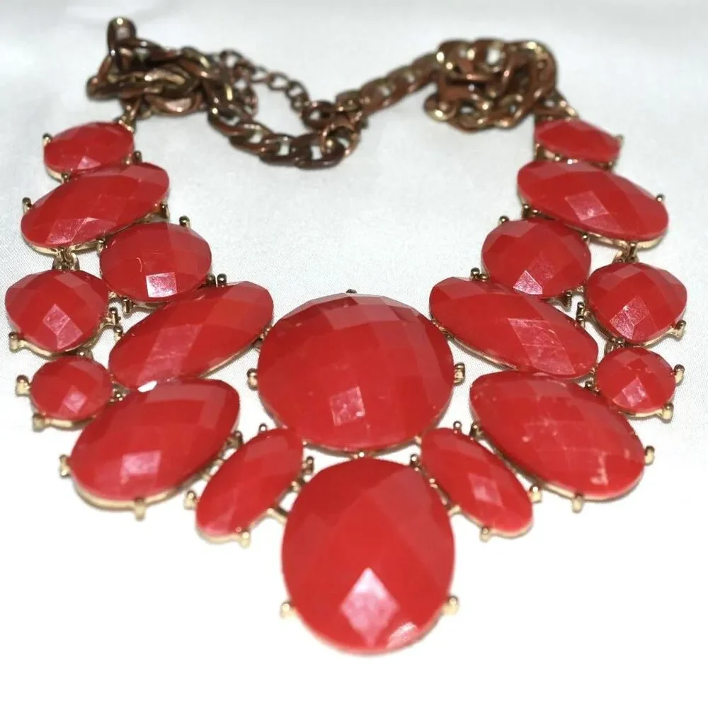 Vintage Thrilling Lipstick Red Faceted Lucite Chunky Gold Tone Link 20